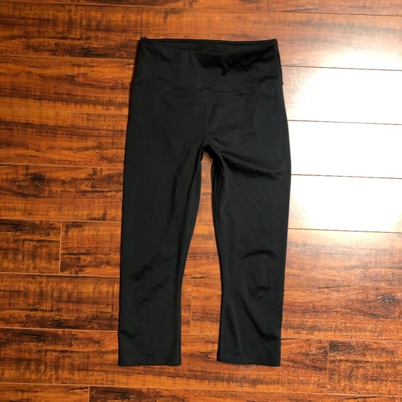 Fabletics LIKE NEW Black Cropped Workout Gym Outting Leggings Women's XS/S - Picture 3 of 8